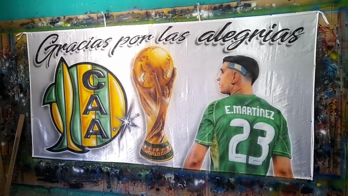 bandera de aldosivi con el dibu martinez