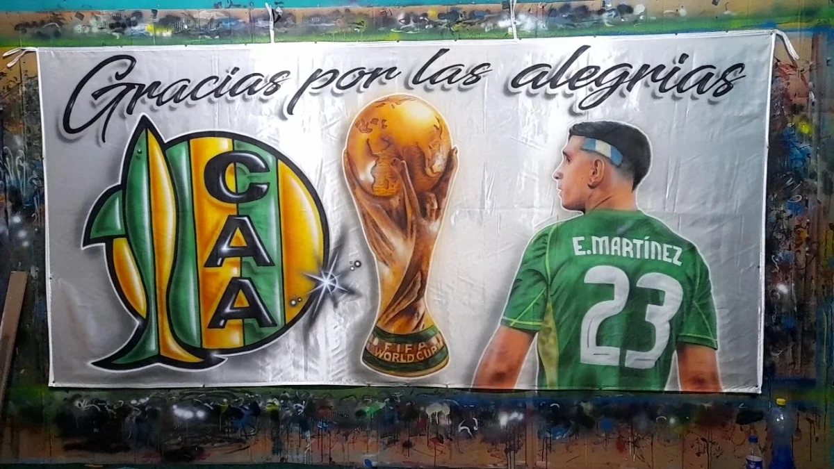 bandera de aldosivi de mar del plata escudo copa del mundo y retrato del dibu martinez