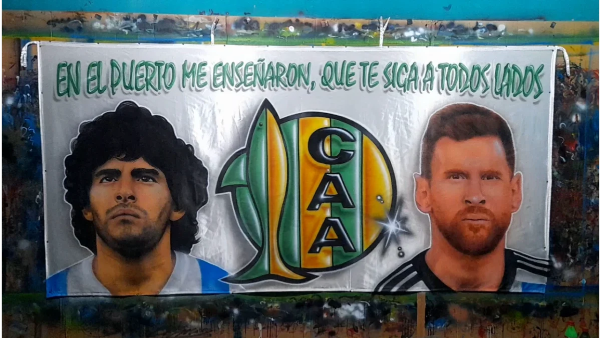 bandera de aldosivi de mar del plata con messi, maradona