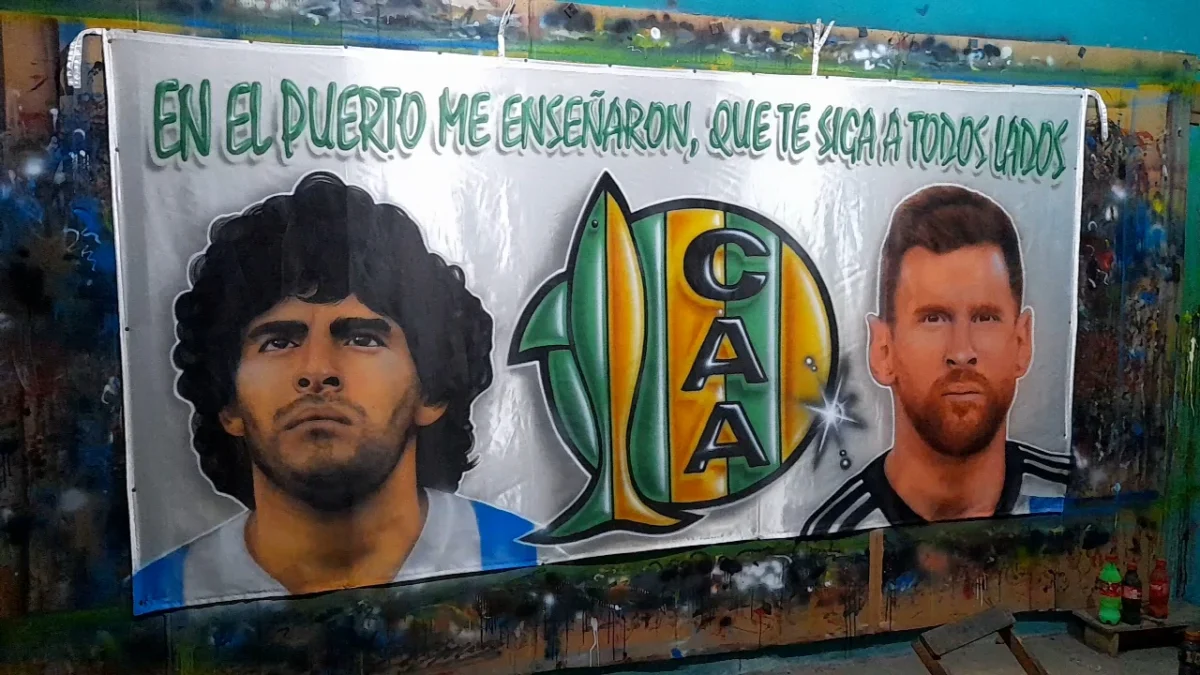 bandera de aldosivi de mar del plata con lionel messi y diego maradona mas escudo