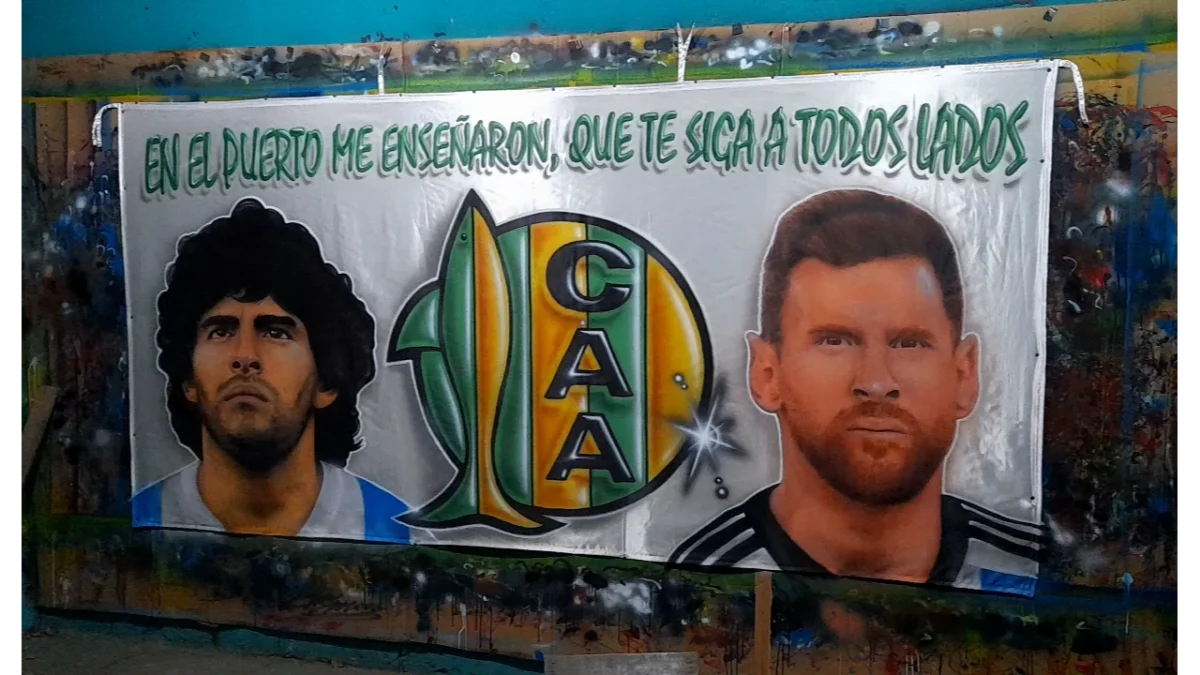 bandera de messi, maradona y aldosivi