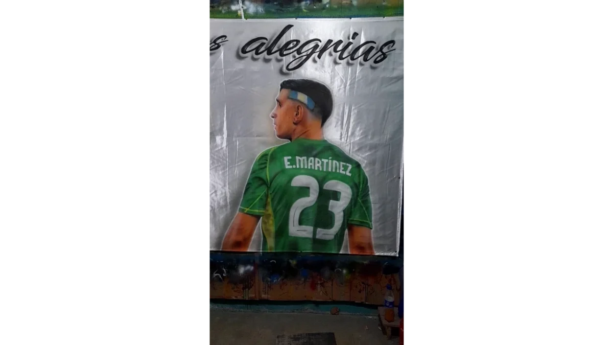 retrato del dibu martinez en bandera con aerografia