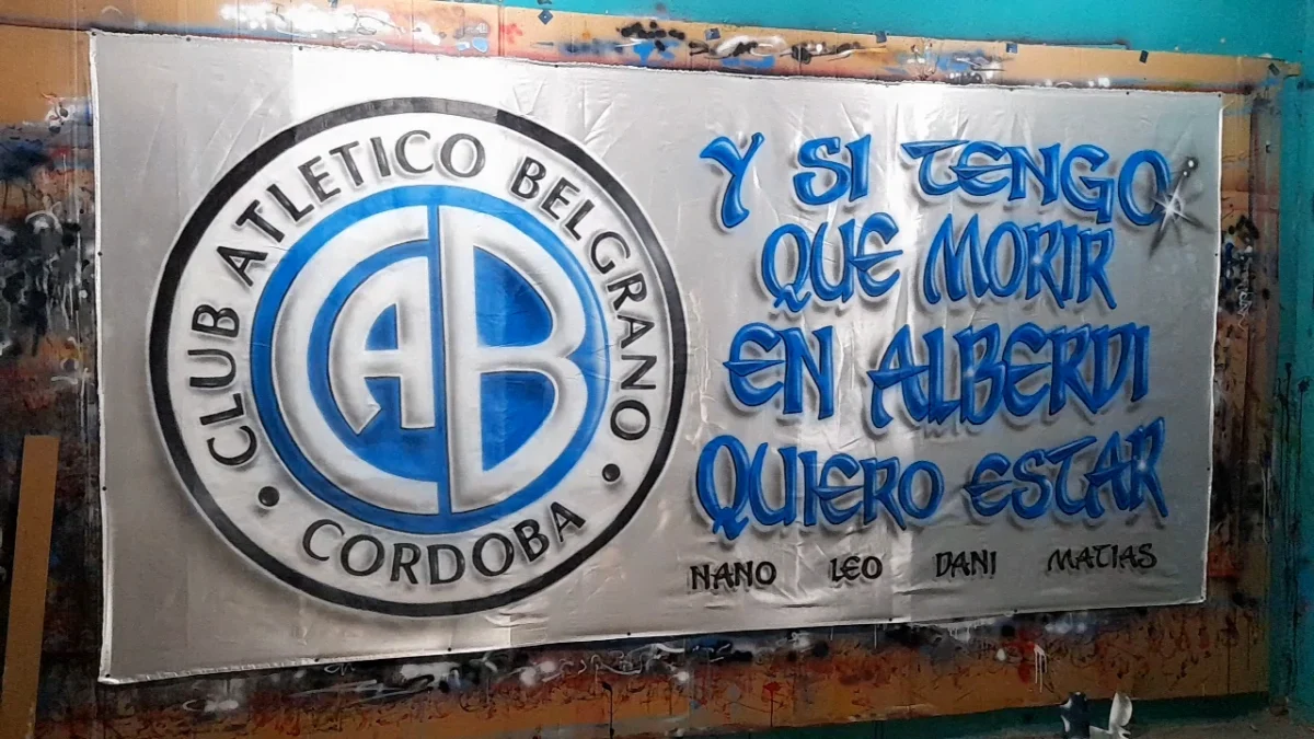 bandera de belgrano pintada con aerografias escudo y frase de los piratas