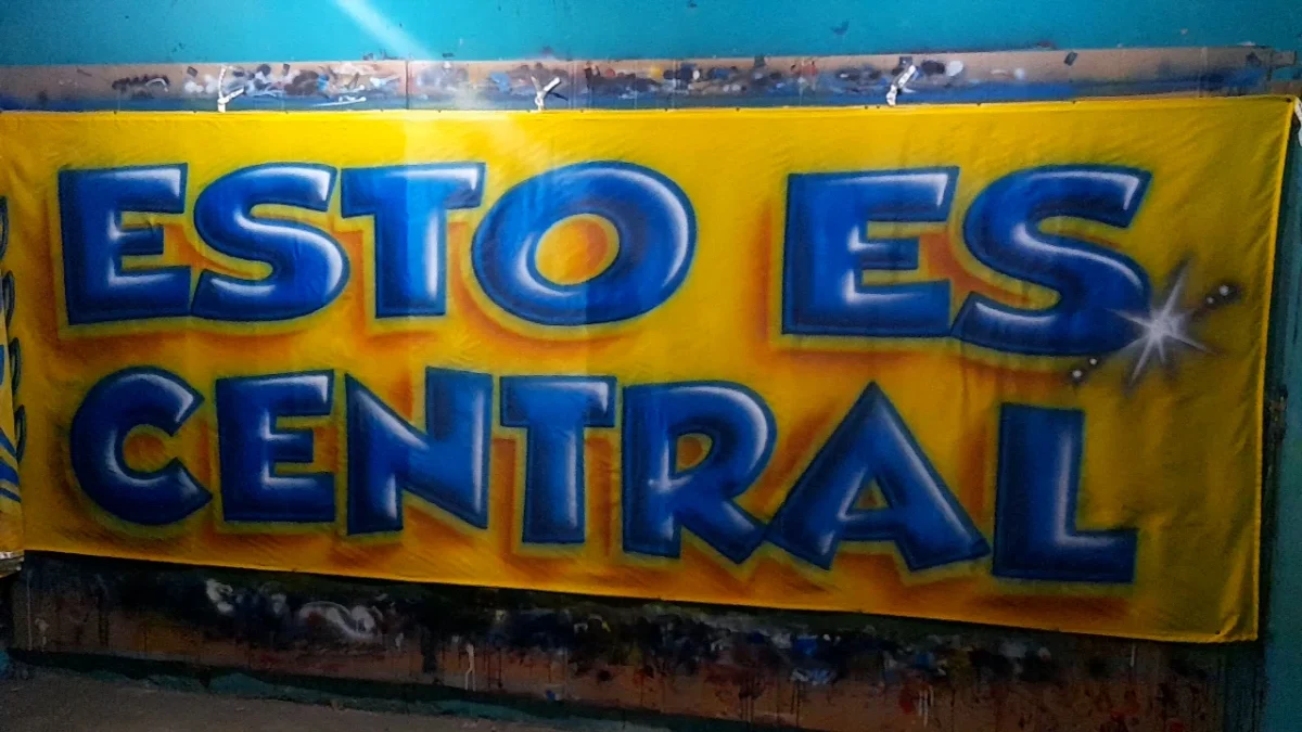 bandera de rosario central con aerografias