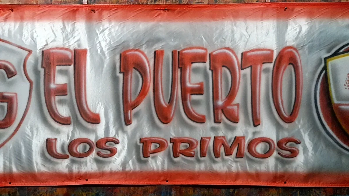 bandera de sportivo guzman con aerografia frase en bandera