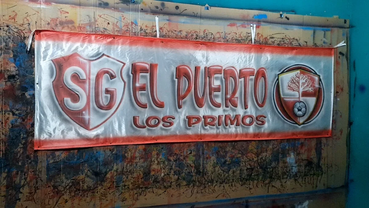 bandera de sportivo guzman con aerografia pintada