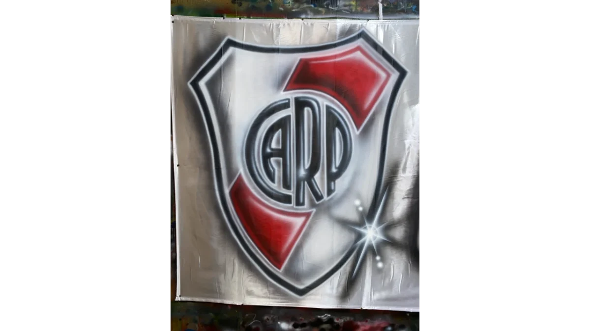 escudo de river plate con aerografia