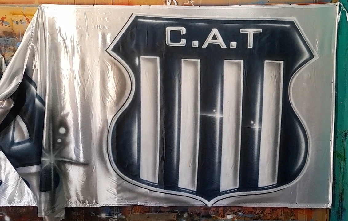 bandera de talleres de cordoba escudo pintado con aerografias