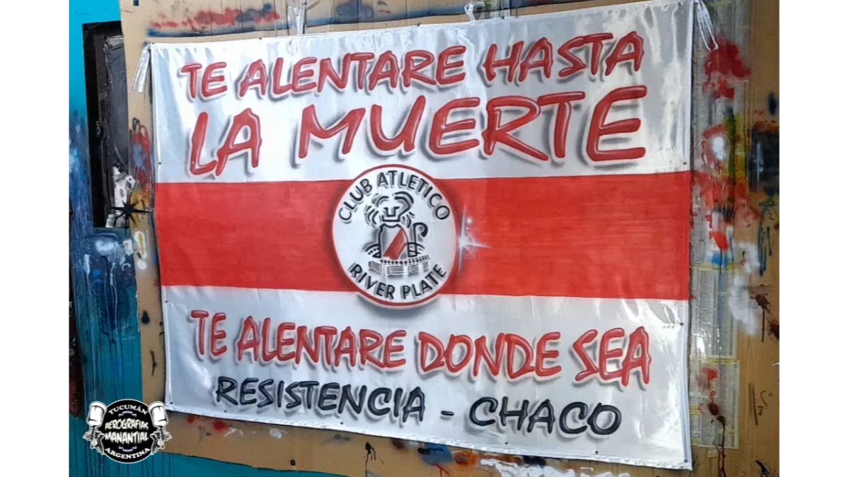 bandera de river plate con frase y dibujo del escudo