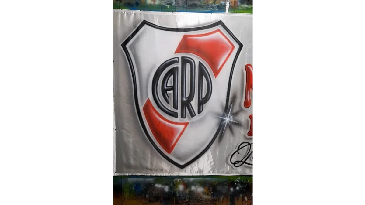 logo de river con aerografo pintado