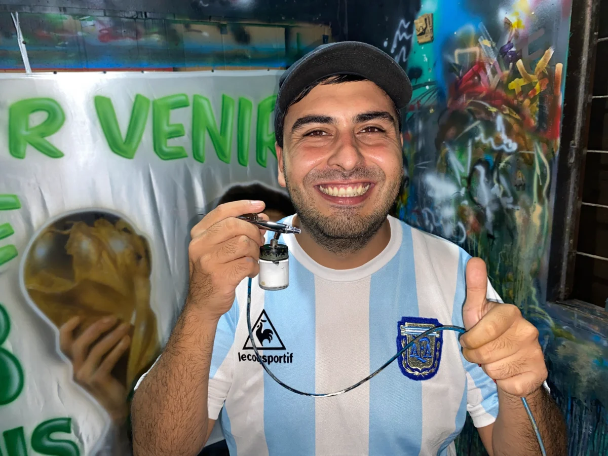 Jonathan Plazas pintor del taller de Aerografias Manantial aerografías en banderas, realizamos pintura con aerografía en trapos de cancha