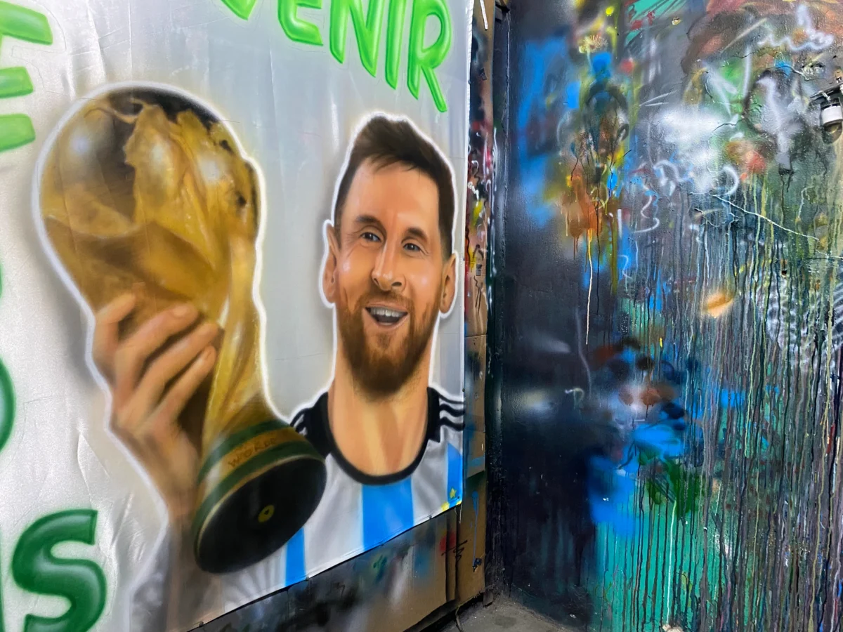 resultado de como quedo Lionel Messi con Aerografías dibujo de Lionel Messi realista con la copa del mundo