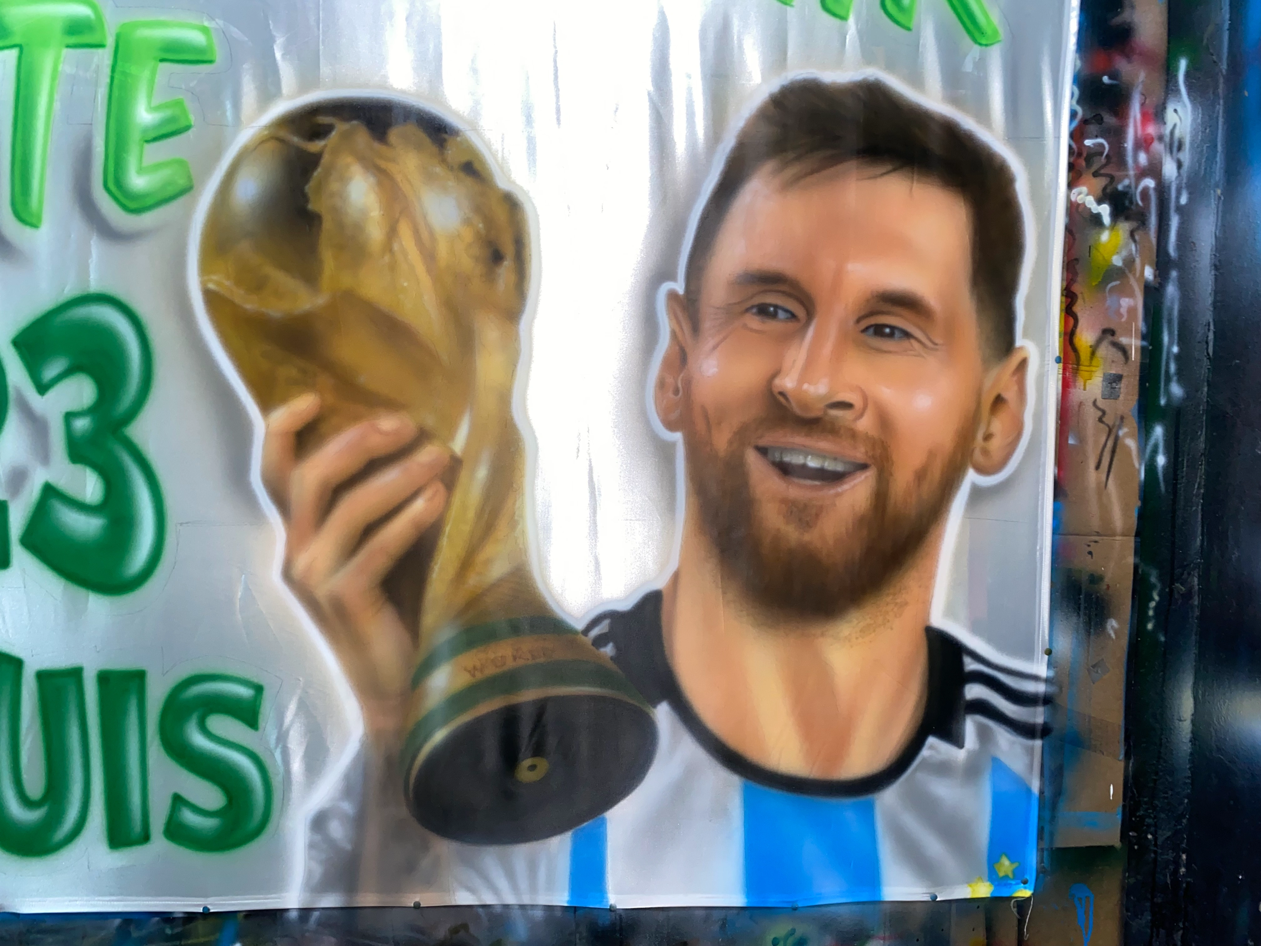 Retrato de Lionel Messi pintado con aerografías Resultado del paso a paso de bandera de Messi pintada con aerografías realista